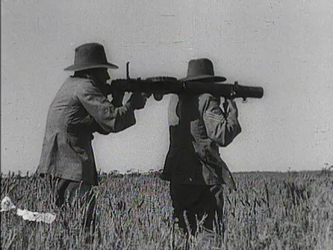 Soldiers with a Lewis machine gun during the Emu War, Western Australia, November to December 1932